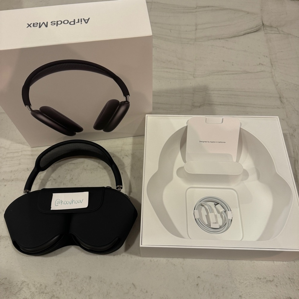 Apple AirPods Max Space Gray + Additional Case and Silicone Covers